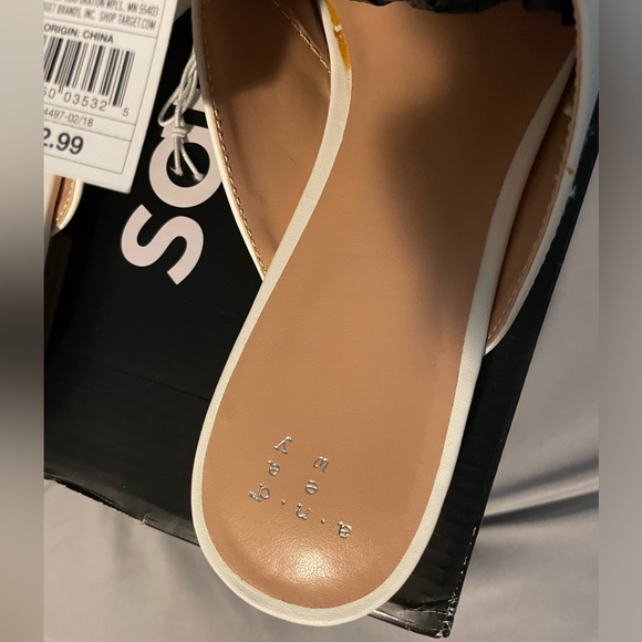 A NEW DAY white loafer slip ons with silver chain, NWT, size 10 - Picture 4 of 4